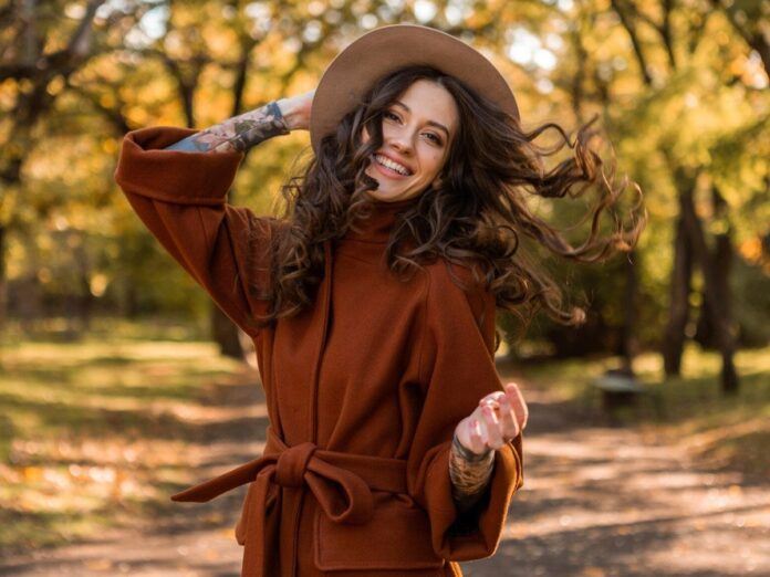 Mulher usando look marrom, Cores do Outono 2025 pra Arrasar, marrom, ferrugem e etc