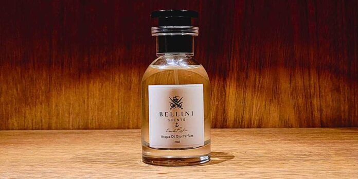 foto frasco perfume bellini scents, fundo de madeira, frasco minimalista, perfume acqua di gio parfum