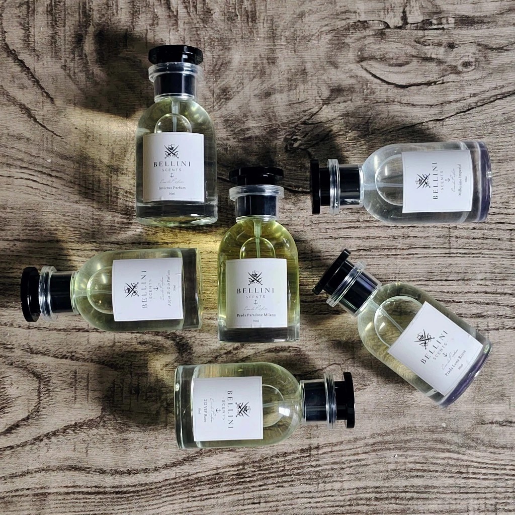 Perfumes Nacionais Femininos Baratos que Valem a Pena 1 Imagem mostra alguns frascos de perfume da linha Bellini Scents em um fundo de mandeira