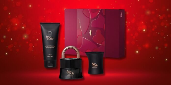 A imagem mostra a promoção Dia dos Namorados Kit Her Code, com perfume her code, Loção Hidratante Corporal Her Code e Vela de Massagem Óleo Corporal Her Code, com caixa presente e fundo vermelho